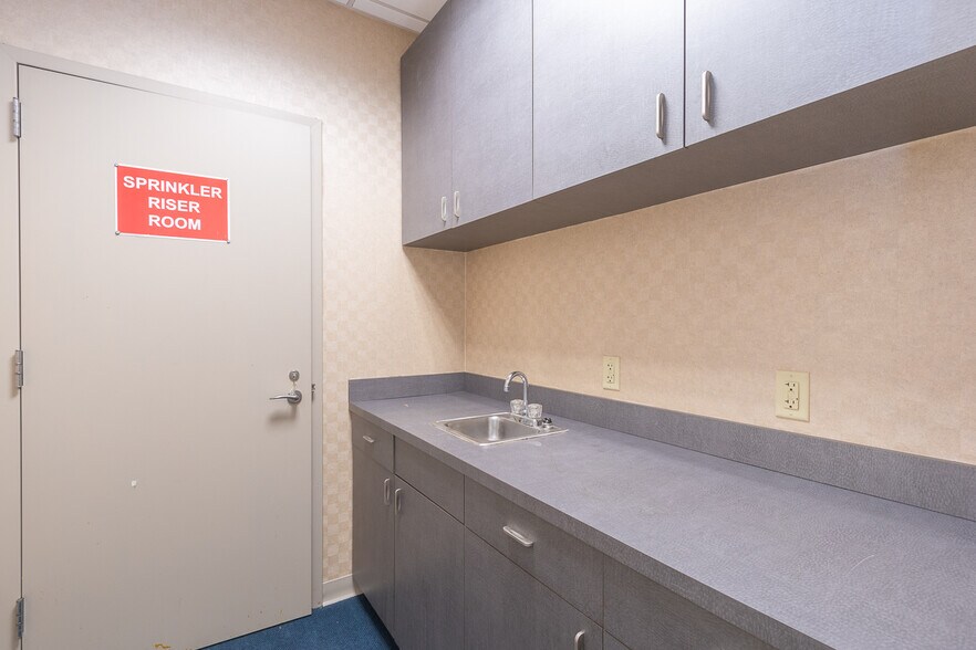 More Photos Of 129 N Main St, Anderson Office For Lease