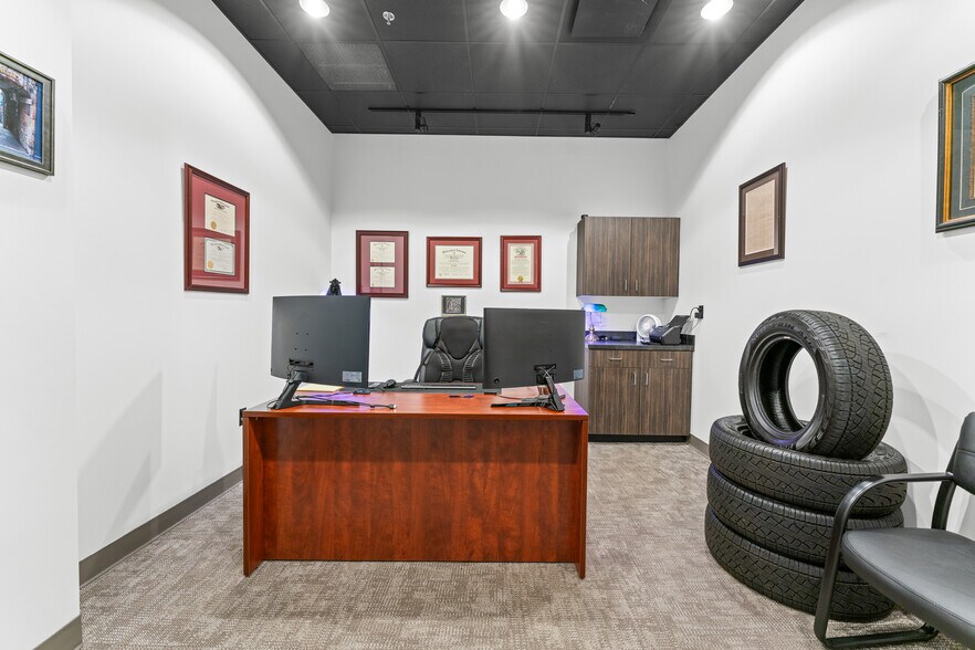 More Photos Of 3945 N Vantage Dr, Fayetteville Office For Sale