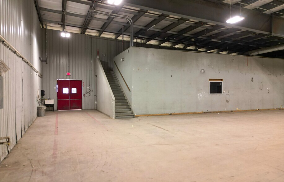 More Photos Of 1545 18th St N, Brandon Showroom For Lease