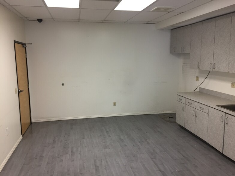 More Photos Of 1051 E Wardlow Rd, Long Beach Office For Lease