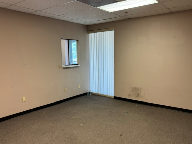 More Photos Of 5 Johnson Dr, Raritan Warehouse For Lease