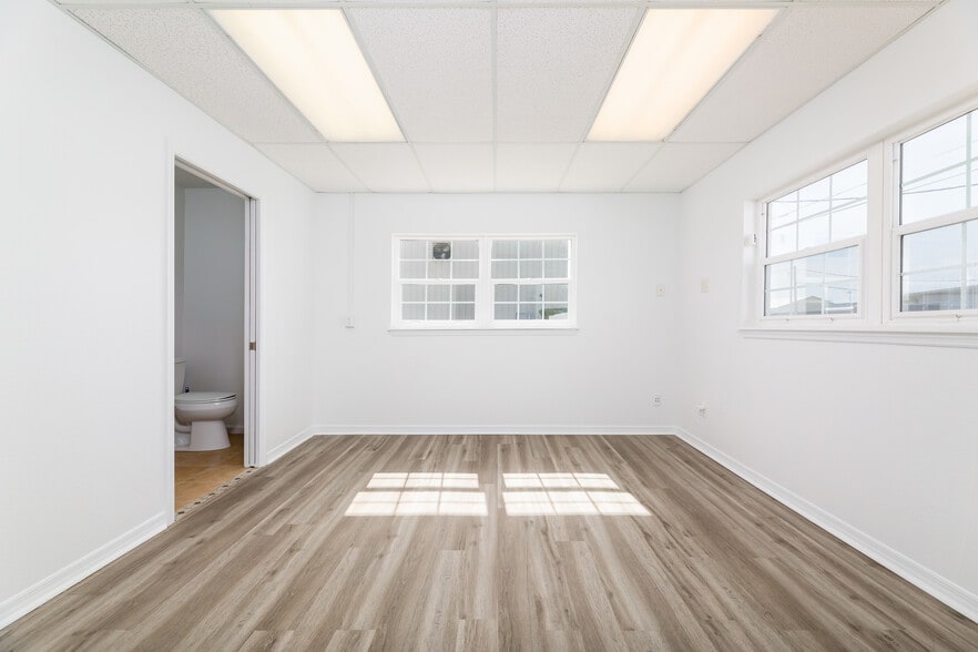 More Photos Of 128 Tomahawk Dr, Indian Harbour Beach Warehouse For Lease