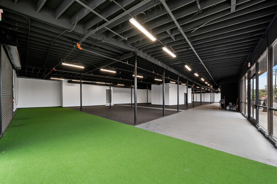 More Photos Of 800 E Dyer Rd, Santa Ana Showroom For Lease