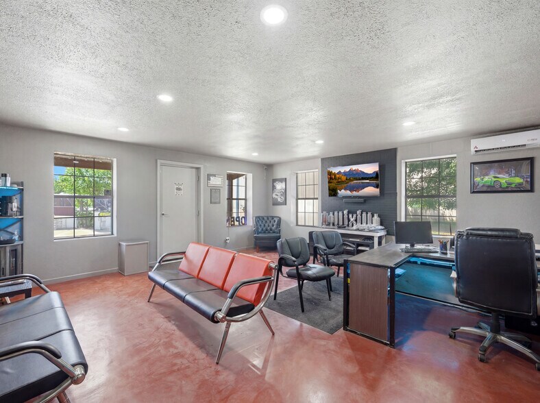 More Photos Of 117 Business Dr W, Kerrville Warehouse For Sale