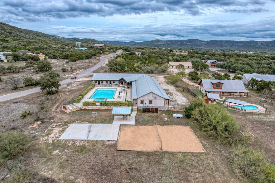 More Photos Of 16 Mountain Laurel Ln, Concan Hospitality For Sale