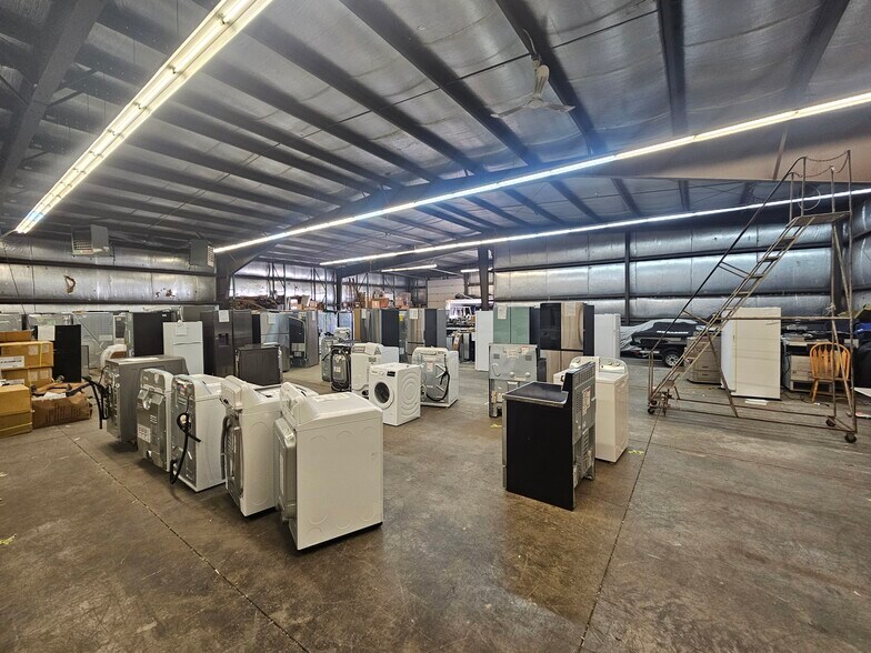 More Photos Of 6710 Vip Pky, Mattydale Warehouse For Lease