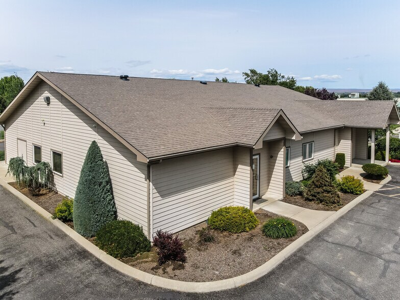 More Photos Of 445 Barnard Blvd, Sunnyside Office For Sale