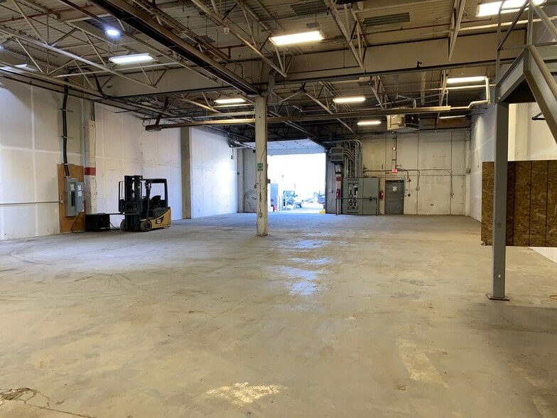 More Photos Of 4357 54 Av SE, Calgary Warehouse For Lease