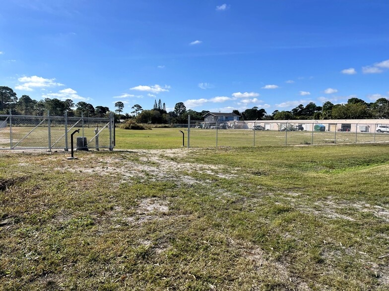 More Photos Of 601-605 S Market Ave, Fort Pierce Manufacturing For Lease