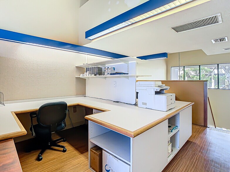 More Photos Of 3333 W Kennedy Blvd, Tampa Loft Creative Space For Sale