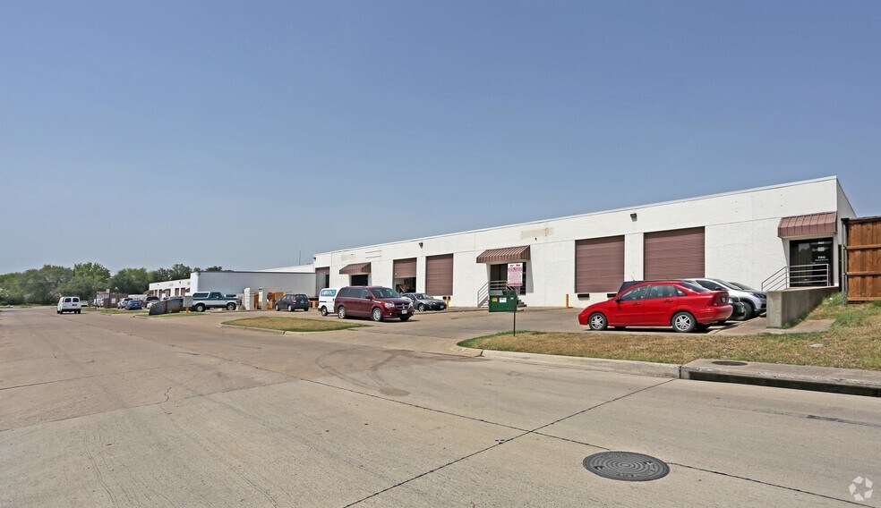 More Photos Of 801-827 Luke St, Irving Light Distribution For Lease