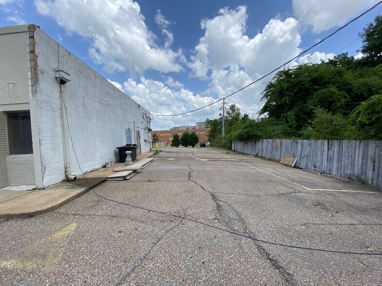 More Photos Of 920 S Gloster St, Tupelo Restaurant For Lease