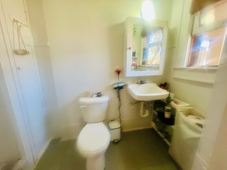 More Photos Of 403 Blanco Rd, San Antonio General Retail For Sale