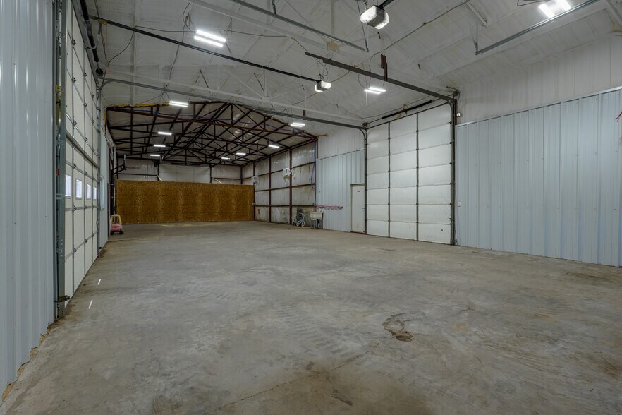 More Photos Of 352247 E 1040, Prague Auto Repair For Lease