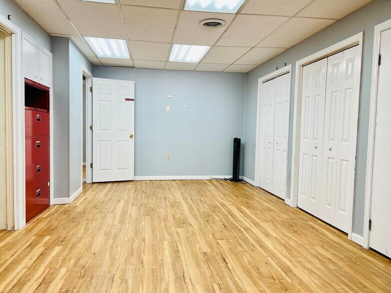 More Photos Of 414 Public Sq, Columbia Office For Sale