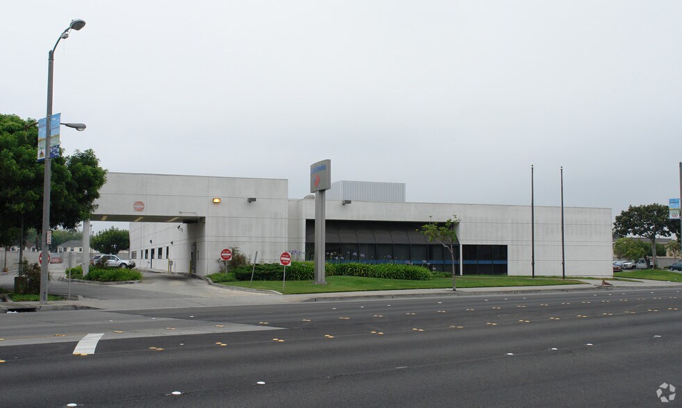 More Photos Of 1450 W Redondo Beach Blvd, Gardena Bank For Lease