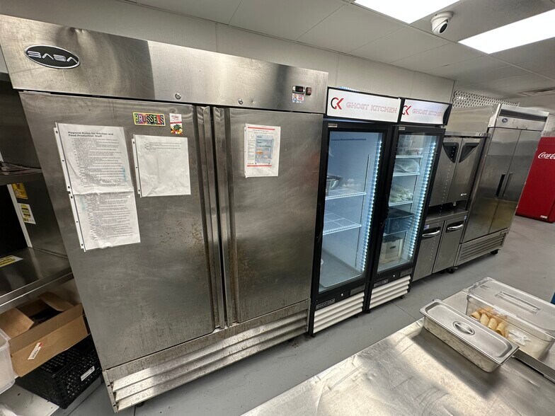 More Photos Of 1002 E Newport Center Dr, Deerfield Beach Flex For Lease