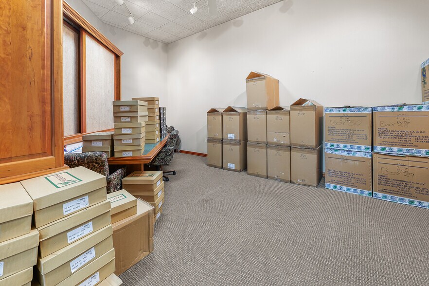 More Photos Of 1828 Park Ave, New Holstein Light Distribution For Sale