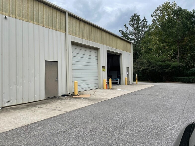 More Photos Of 182 Cleveland Crossing Dr, Garner Showroom For Lease