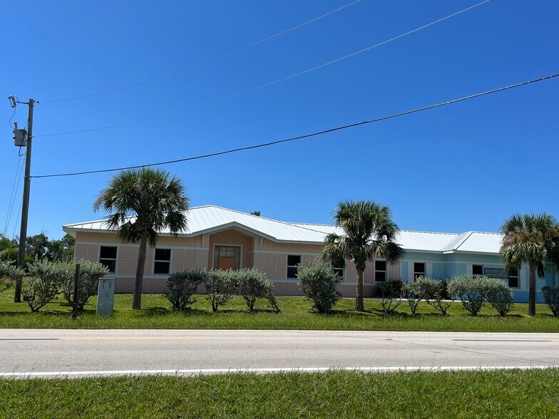 More Photos Of 8359 Stringfellow Rd, Saint James City Medical For Lease