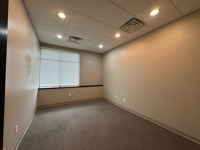 More Photos Of 673 Westbury Dr, Iowa City Storefront Retail Office For Sale