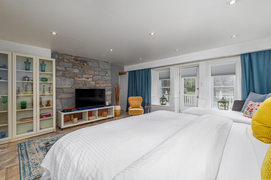 More Photos Of 8 Starr Pl, Kingston Hospitality For Sale