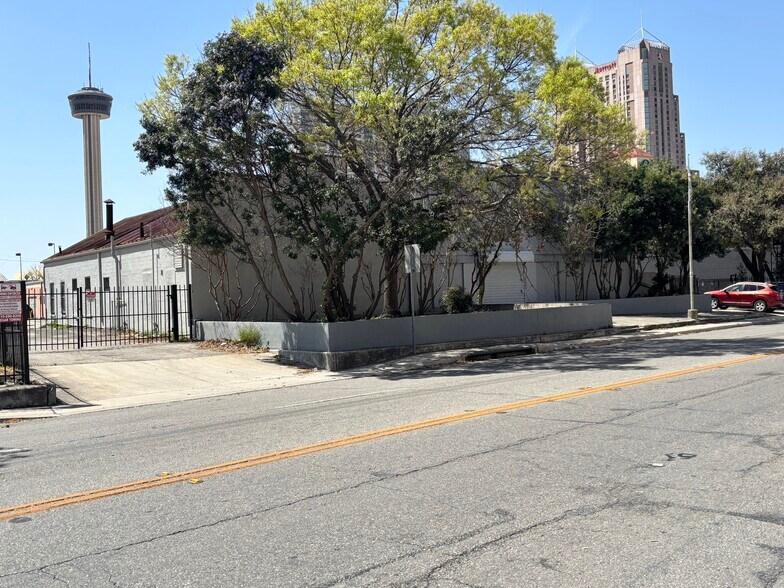 More Photos Of 1116 E Houston St, San Antonio Unknown For Lease