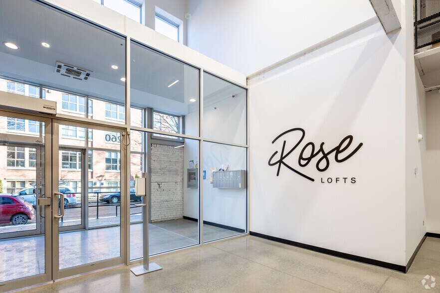 More Photos Of 2260 Av Aird, Montréal Light Distribution For Lease