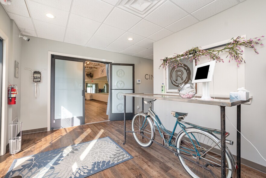 More Photos Of 4456-4460 Bridgetown Rd, Cincinnati Office For Lease