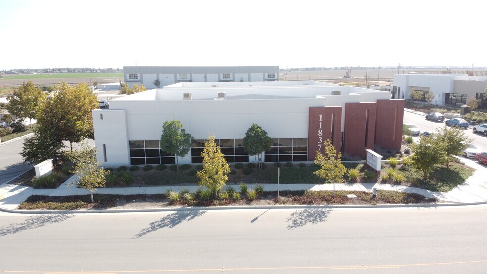 More Photos Of 11837 Bolthouse Dr, Bakersfield Unknown For Lease