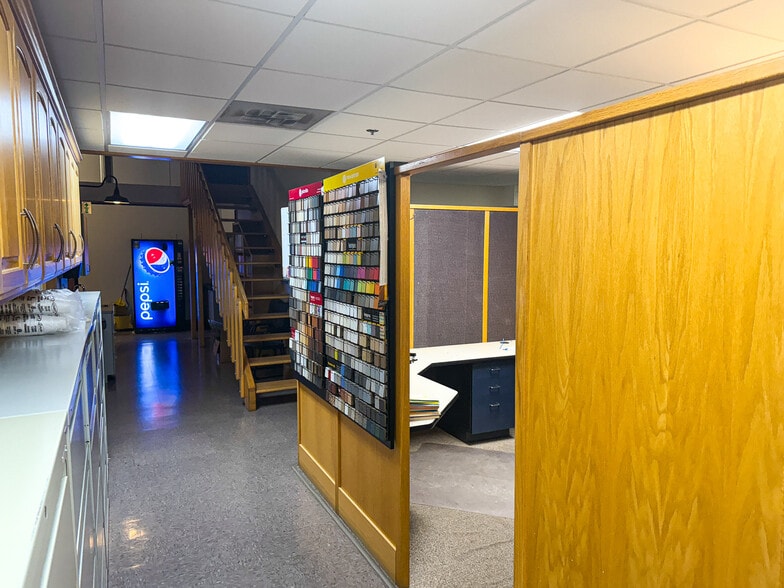 More Photos Of 1674 N Industrial Ave, Ottawa Manufacturing For Sale