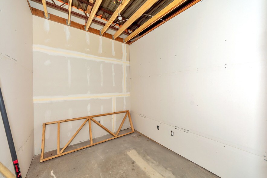 More Photos Of 2001 S Austin Ave, Denison Light Distribution For Lease