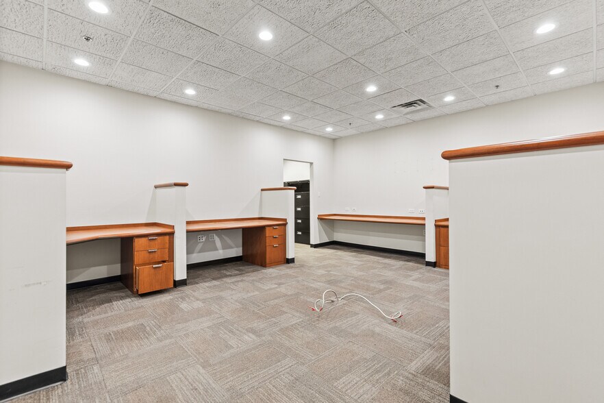 More Photos Of 32 Spruce St, Oakland Flex For Lease