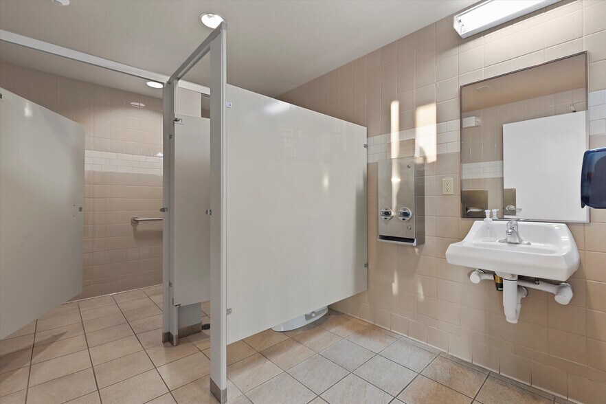 More Photos Of 7080 La Cienega St, Las Vegas Office For Sale