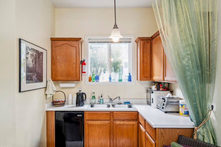 More Photos Of 5525 E Burnside St, Portland Office Residential For Sale