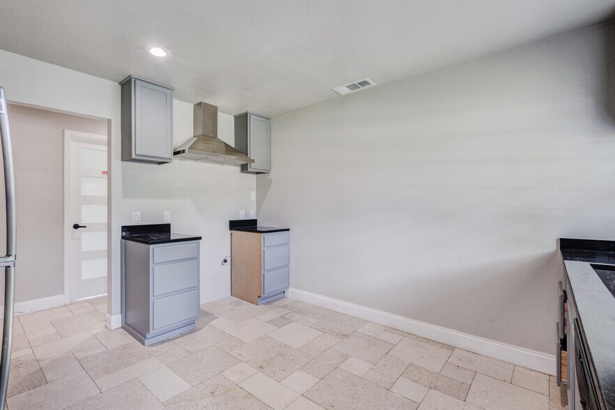 More Photos Of 4877 Sam Rayburn Hwy, Anna Office For Lease