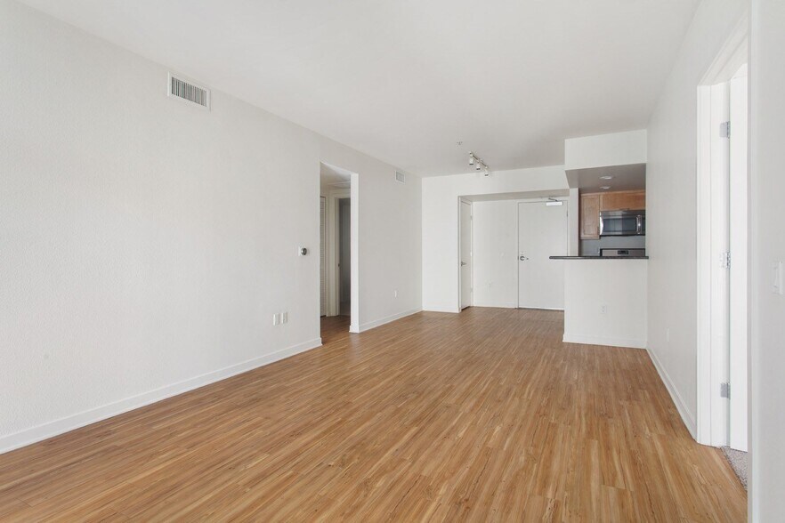 More Photos Of 214 Santa Monica Blvd, Santa Monica Apartments For Lease