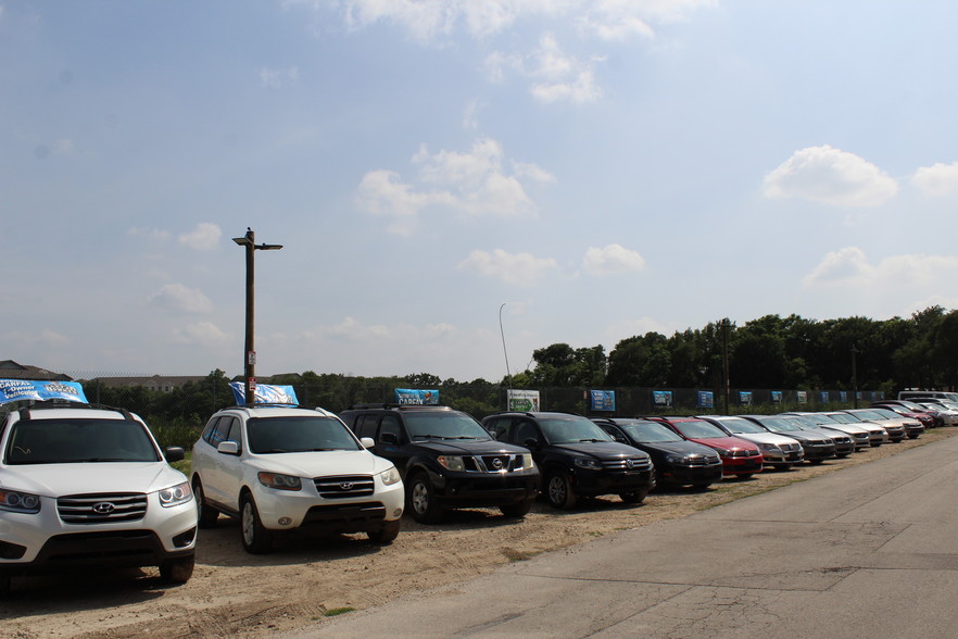 Primary Photo Of 13170 Pond Springs Rd, Austin Auto Repair For Sale