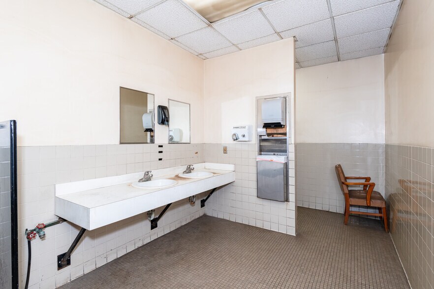 More Photos Of 106 Restoration Park Dr, Medway Service For Lease