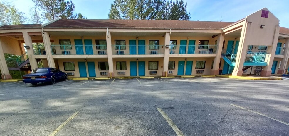 Primary Photo Of 547 S Archusa Ave, Quitman Hospitality For Sale