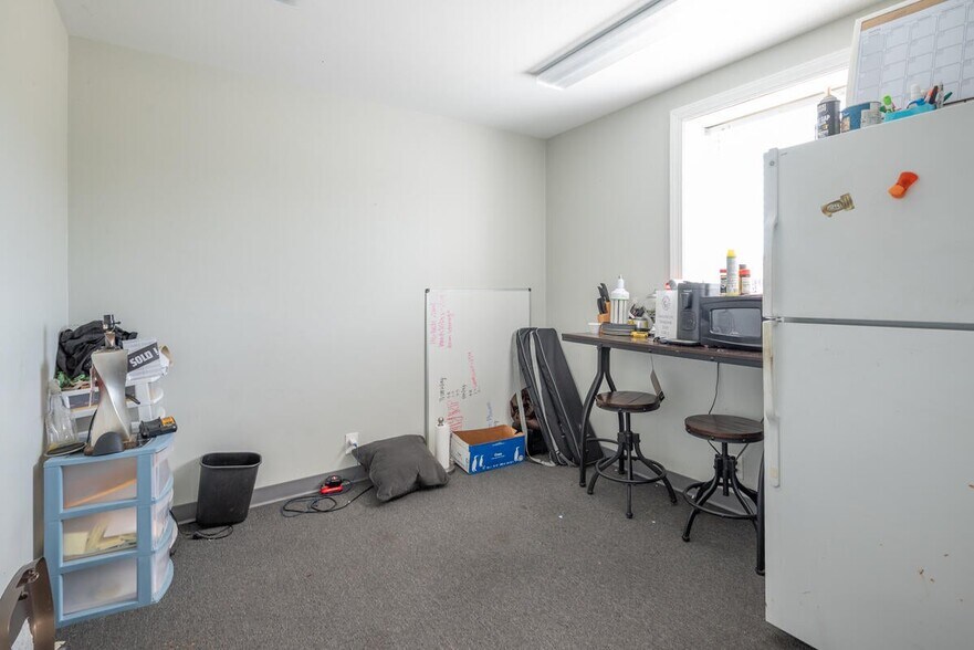 More Photos Of 208 Conway Dr, Columbus Showroom For Sale