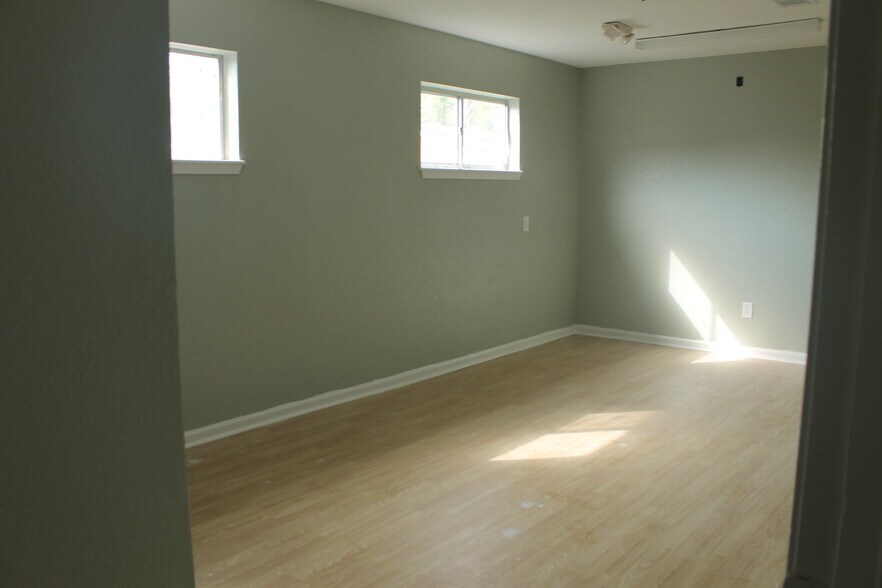 More Photos Of 620 Brazosport Blvd N, Clute Flex For Lease