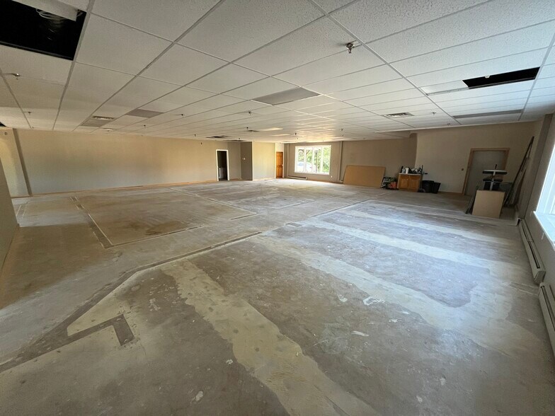 More Photos Of 11 Mechanic Falls Rd, Oxford Freestanding For Lease