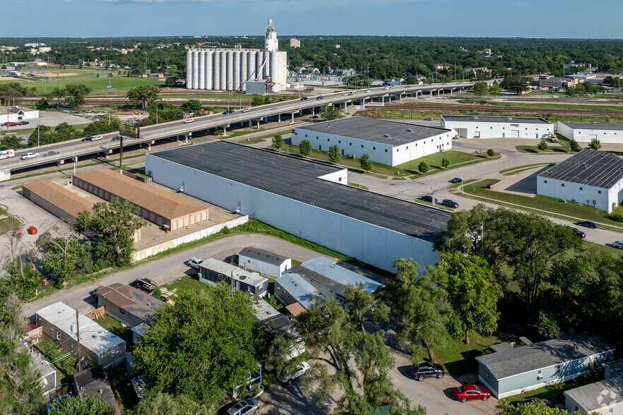 More Photos Of 2600 Kimco Ct, Lincoln Warehouse For Lease