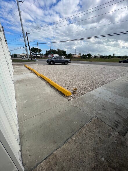 More Photos Of 6229 Dixie Dr, Houston Warehouse For Lease