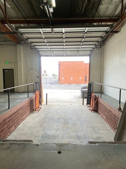 More Photos Of 4514-4518 Vanowen St, Burbank Manufacturing For Lease