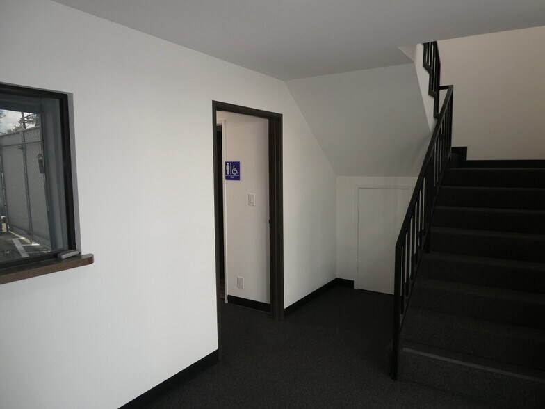 More Photos Of 3500 N San Fernando Blvd, Burbank Flex For Sale