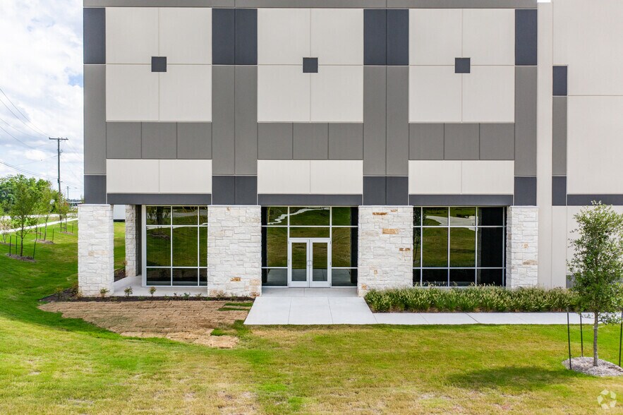 More Photos Of 1980 Kohlers Crossing, Kyle Warehouse For Lease