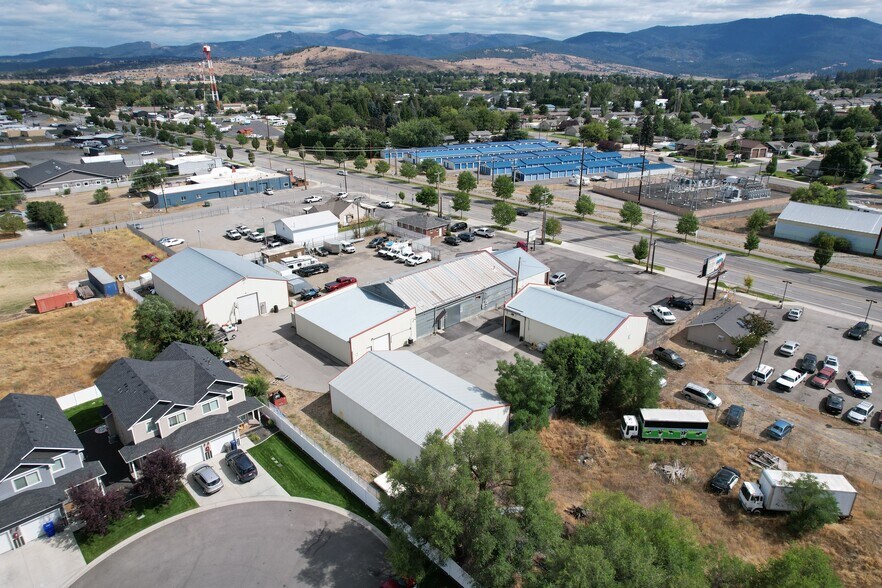 More Photos Of 17809 E Appleway Ave, Spokane Valley Showroom For Lease