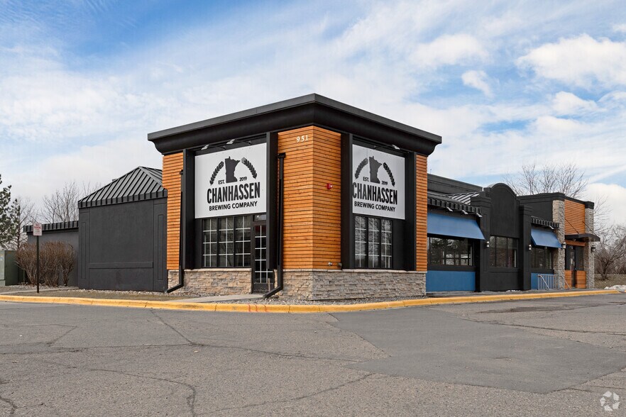 Primary Photo Of 951 w 78th St, Chanhassen Restaurant For Sale
